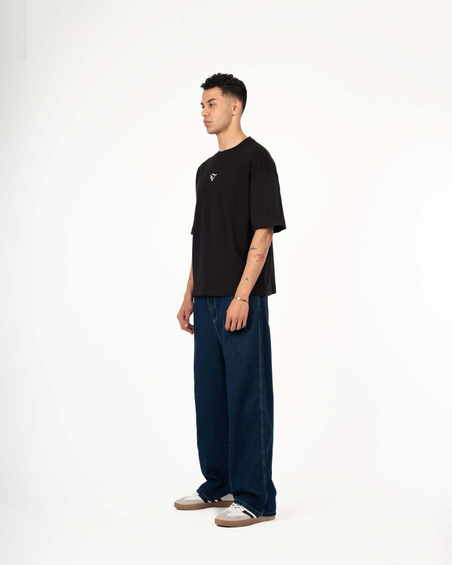 T-SHIRT LOUK-V STARE